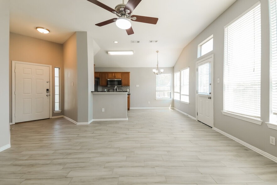 Building Photo - 2504 Castle Ridge Dr