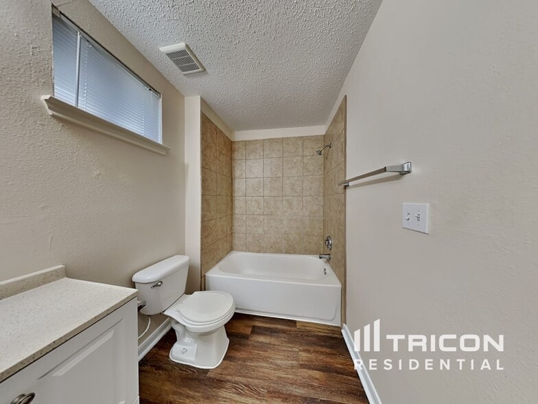 Building Photo - 3259 Jorns St