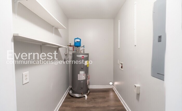 Building Photo - 404 Dabney Dr