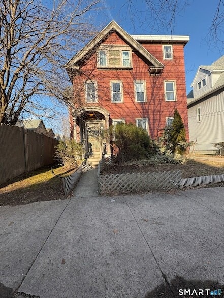 Building Photo - 733 Elm St