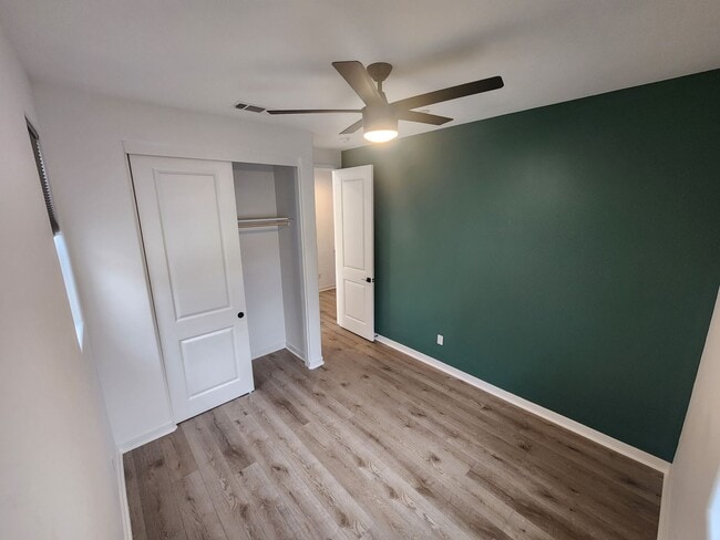 Building Photo - 3 bedroom 2.5 bath townhouse