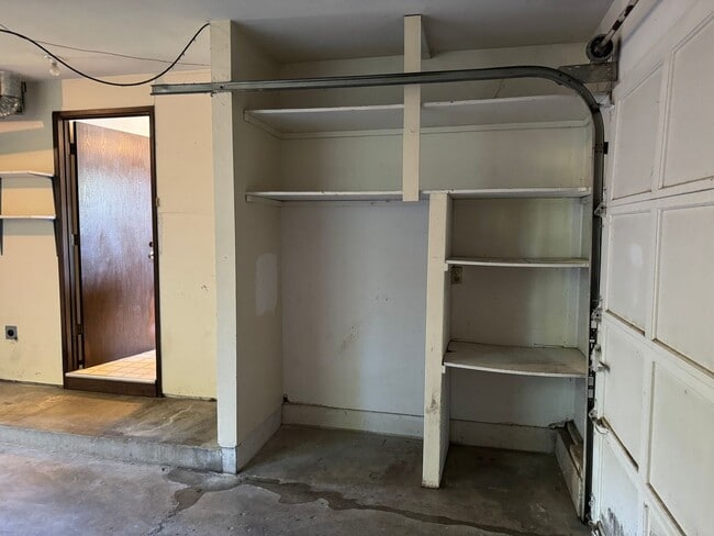 Building Photo - 3 bedroom 2.5 bathroom duplex off Coburg Rd.