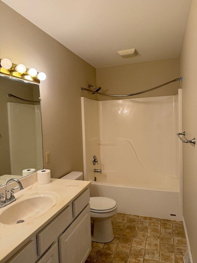 Building Photo - 2 Bedroom 2 Bathroom Townhome In Warwick T...