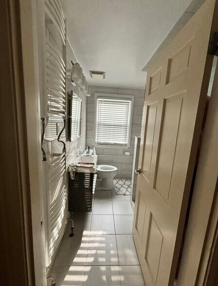 Building Photo - 31 Coggeshall Ave