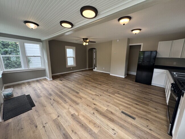Building Photo - Charming 4-Bed Oasis in Minneapolis – Spacious 1500 Sq Ft Gem!