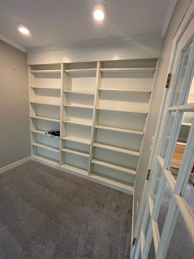 Building Photo - Large 2 Bedroom, 2.5 Bath Townhouse - Autu...