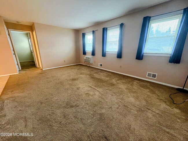 Building Photo - 601 Mistletoe Ave