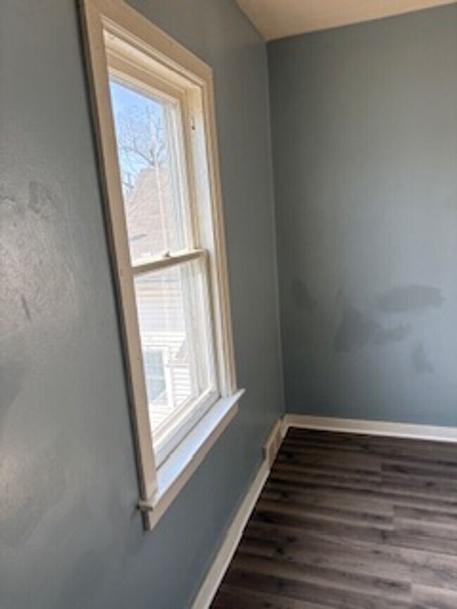 Building Photo - 1021 1/2 W 5th St. - Apt 1