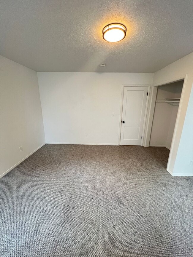 Building Photo - Renovated 2 Bedroom Apartment - AVAILABLE AUGUST!