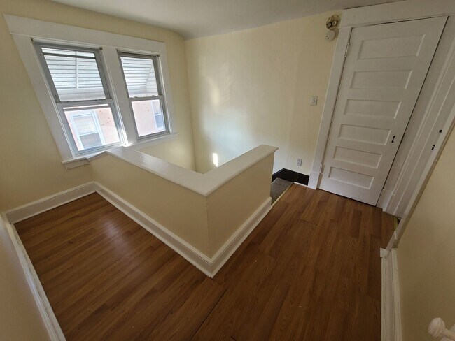 Building Photo - 443 Main St