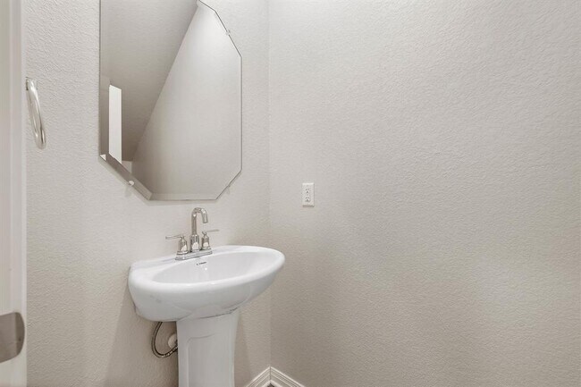 Building Photo - 120 Longmount Cv