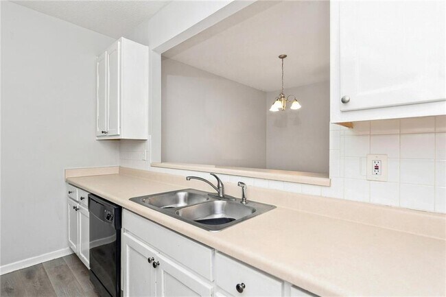 Building Photo - 8641 Thomas Ln