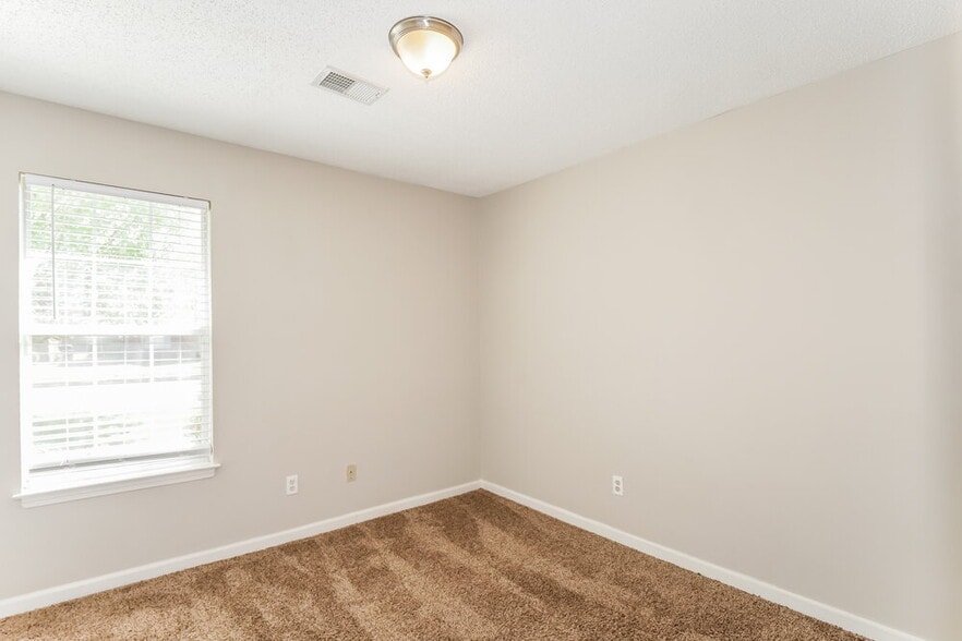 Building Photo - 7550 Roundleaf Dr