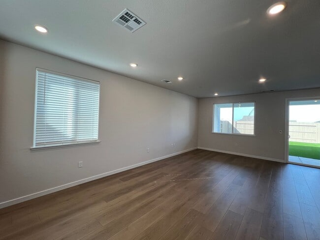 Building Photo - STUNNING BRAND NEW 3 BEDROOM HOME IN W. ROSEVILLE!!