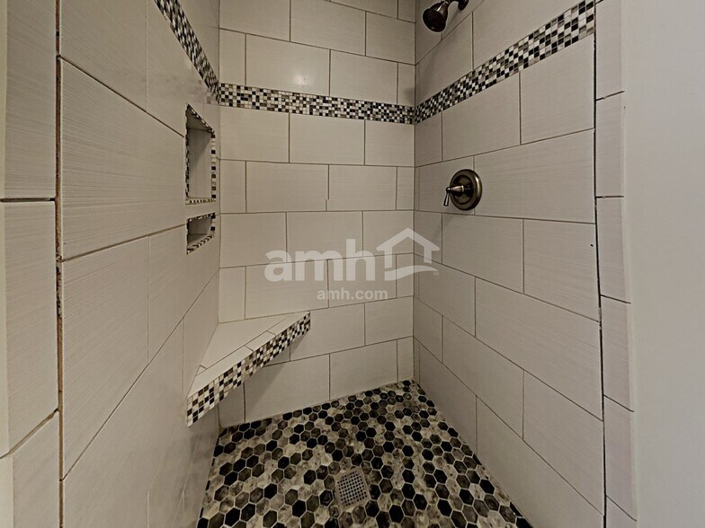 Building Photo - 1405 Willshire Dr