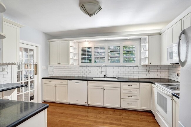 Building Photo - 940 Hollywood Blvd