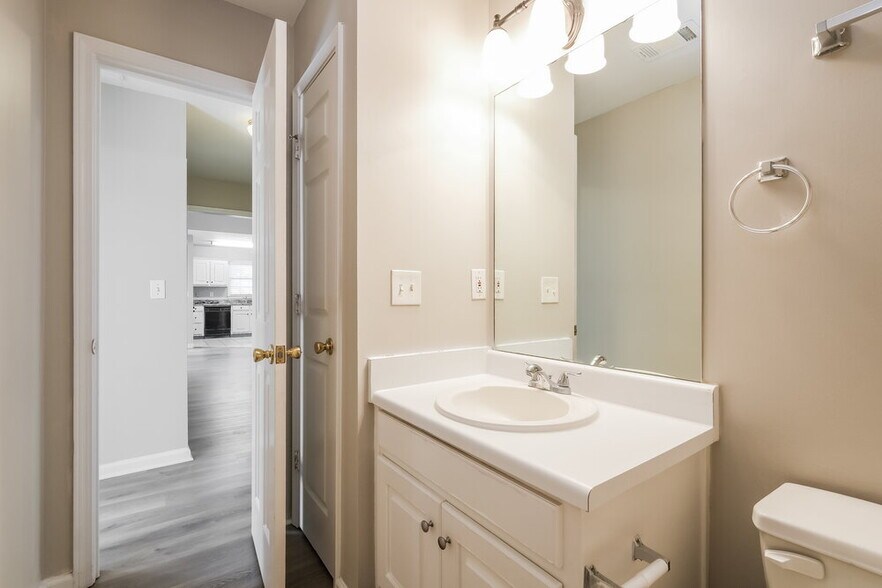 Building Photo - 605 Oxford Crest Ct NW