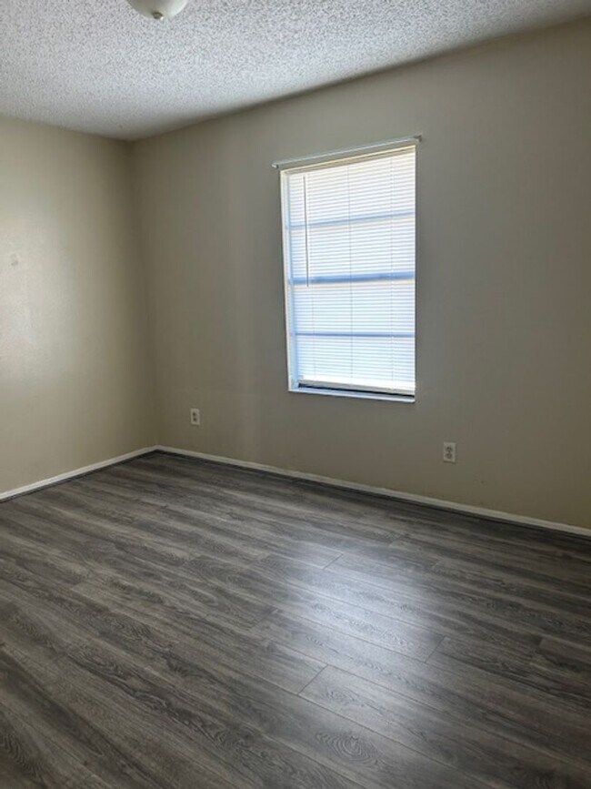 Building Photo - 3 bedroom, 2 bath home