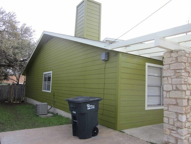 Building Photo - 102 Verna Spur