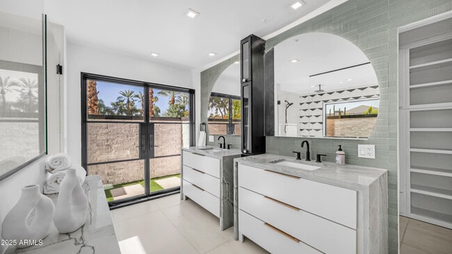 Building Photo - 4434 E Camelback Rd