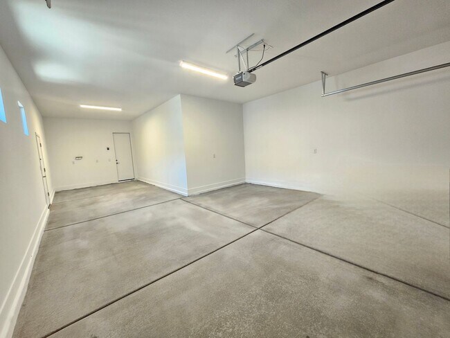 Building Photo - Beautiful and spacious