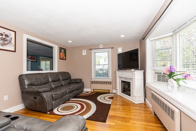 Primary Photo - 5 Leon St