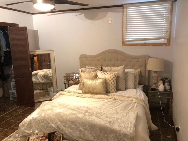 Building Photo - Large Lincoln Park 2 Bed, 2 Bath Duplex
