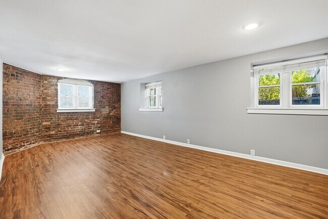 Building Photo - 1 Bedroom Condo in Uptown