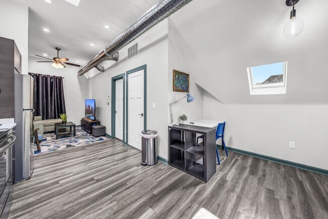 Building Photo - Furnished 2-Bedroom, 2-Bath Apartment near the Medical Campus