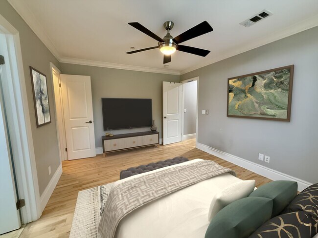 Building Photo - MOVE IN READY 2/2 with 2 Assigned Parking! In Unit Washer & Dryer! Gated Community! Centrally Loc...