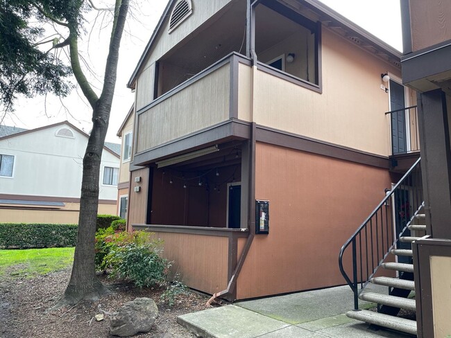 Building Photo - Rohnert Park: $2899 Lower Level 3 Bed/2 Ba...