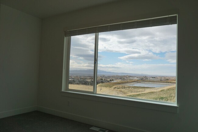 Building Photo - Layton Townhome 3 Bed 2.5 Bath