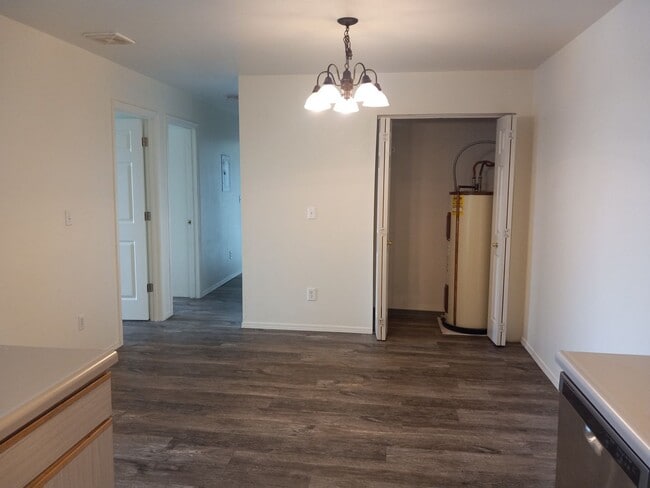 Building Photo - Live Where Comfort Meets Convenience - College Hill Condo in Pullman