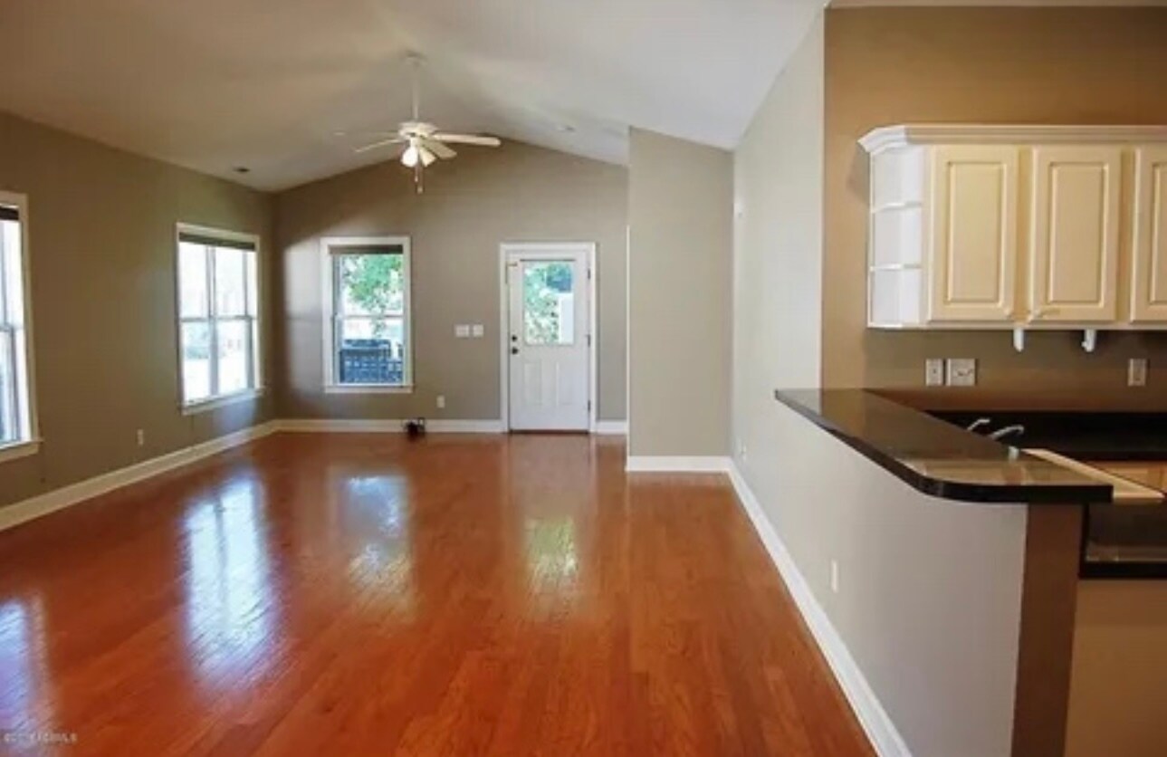 Building Photo - 8 Lagaree Ct