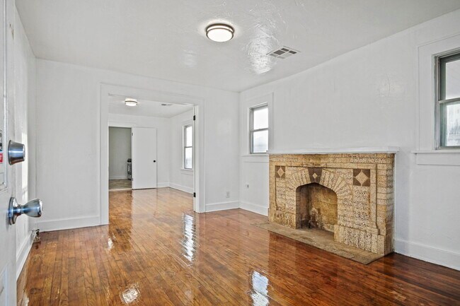 Building Photo - 1524 NE 8th St