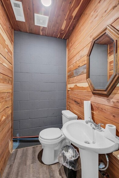 Building Photo - 1409 Buffalo Rd