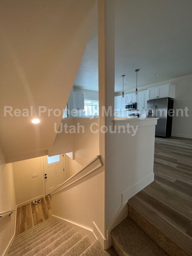 Building Photo - Newer American Fork Townhouse