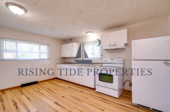 Building Photo - 2500 Marimont Dr