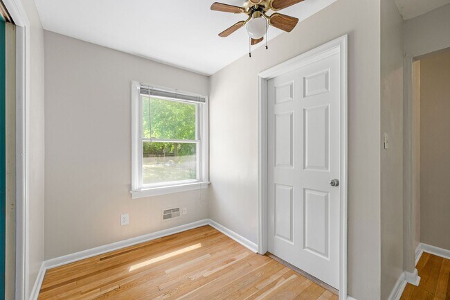 Building Photo - Beautiful 2 Bedroom Corner Lot Property Near Forest Hill Ave ***Available May 2026***