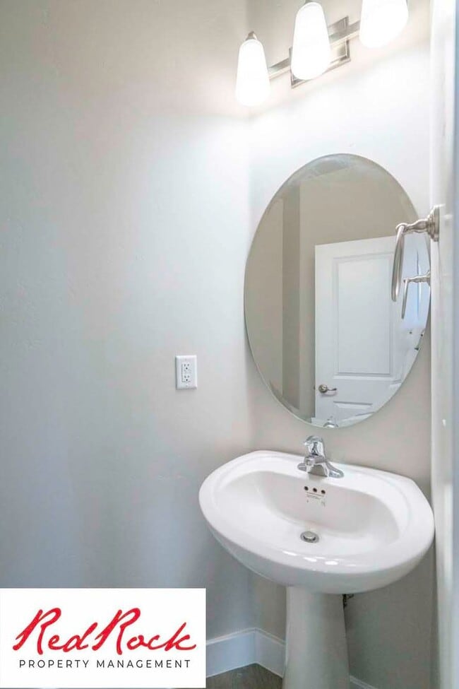 Building Photo - 3 Bedroom Hurricane Townhome With Scenic Views