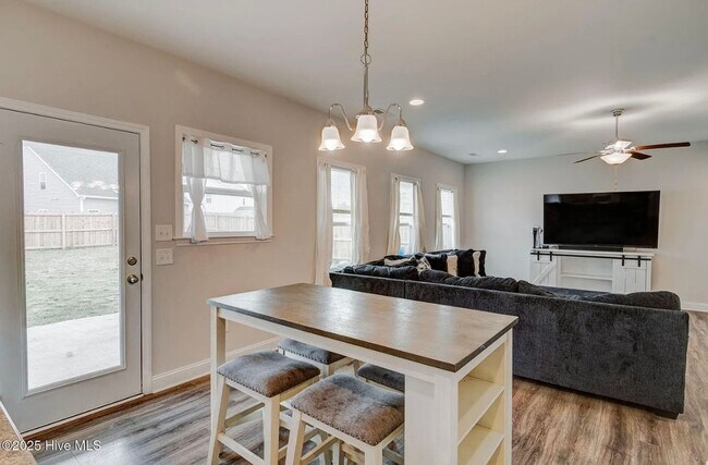 Building Photo - Single Family Home in Desirable Neighborhood