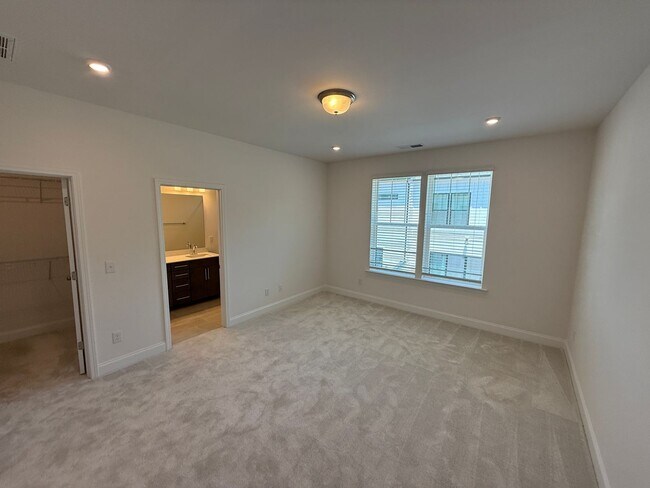 Building Photo - Brand New Townhome in Ballantyne!!