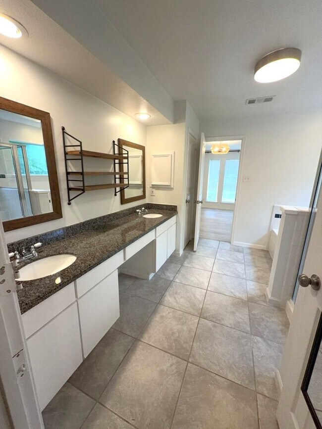 Building Photo - 2106 Lexington Woods Dr