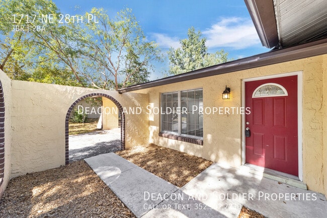 Building Photo - 1717 NE 28th Pl