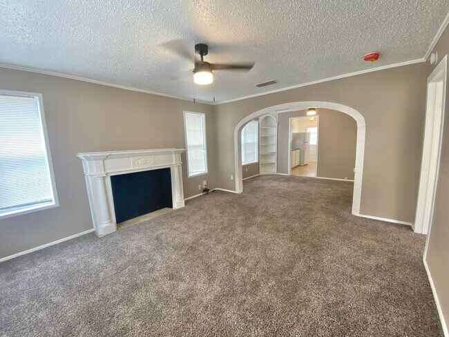 Building Photo - AVAILABLE SOON - 2 bed 1 bath near TEXAS T...