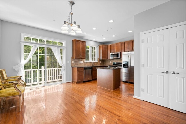 Building Photo - 3 Bedroom 3.5 Bathroom - Wheaton Townhouse...