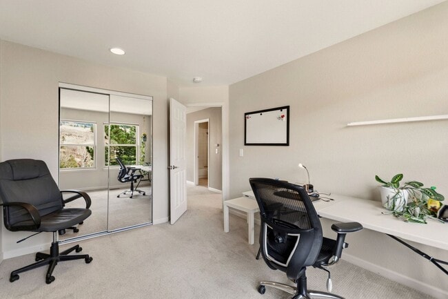 Building Photo - Stunning Fully Furnished Home in Roxborough Park!