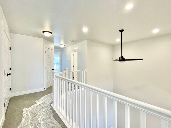 Building Photo - Beautiful Poolside Townhome at Mountain Ridge!