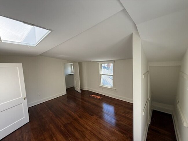 Building Photo - *DREAM LOCATION* 6BR Completely Renovated Duplex