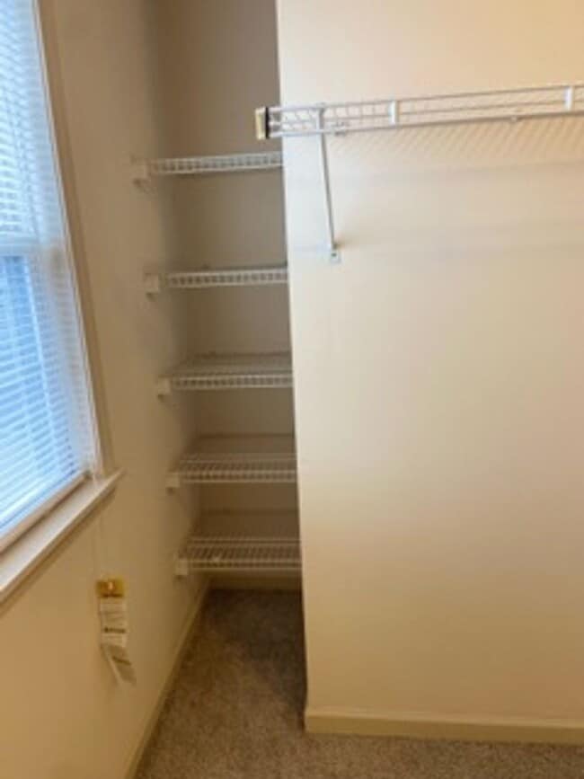 Building Photo - 418 Village Pl